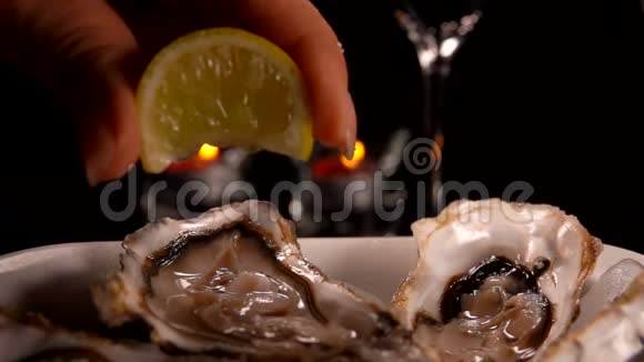 柠檬汁滴在新鲜牡蛎上视频的预览图