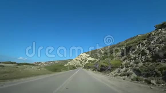 汽车沿着海和山的道路行驶从汽车上观看视频的预览图