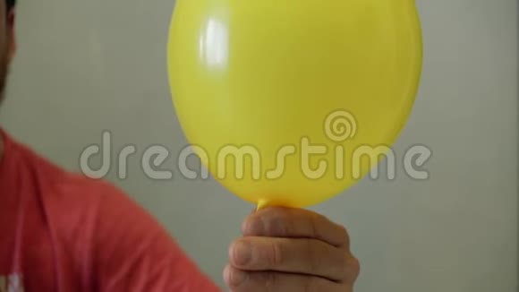 人手放开黄色的气球球飞了出去视频的预览图