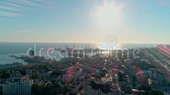 敖德萨市早晨的空中景色带海港和太阳视频的预览图