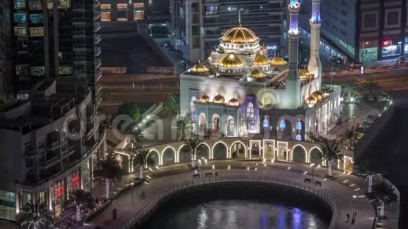迪拜码头和穆罕默德本艾哈迈德阿尔穆拉清真寺的现代住宅建筑视频的预览图