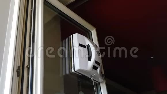 家里的帮手机器人玻璃垫圈形状方形在窗户上移动小型机器人玻璃洗衣机清洗窗户视频的预览图