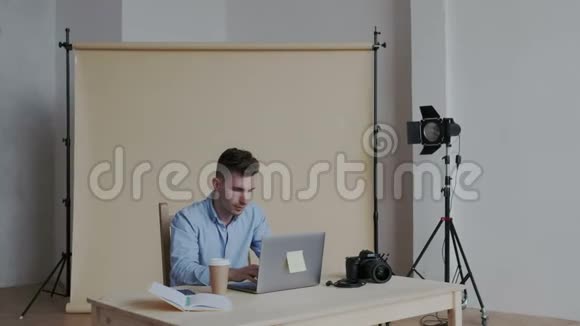 男性自由职业平面设计师选择在他的笔记本电脑在当代室内照片他修饰图像微笑视频的预览图