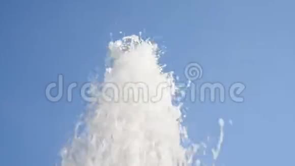 强大的喷泉水喷向天空视频的预览图