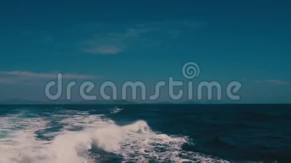 慢行的客船后面的蓝色海浪视频的预览图