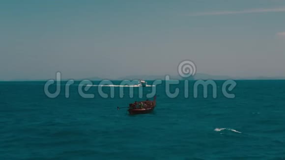 4K小渔船和现代快艇在海上漂浮视频的预览图