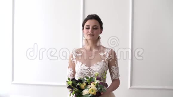 新娘穿婚纱的肖像优雅的新娘带着鲜花视频的预览图