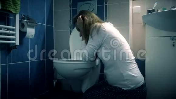 女青年在卫生间呕吐怀孕期间晨吐视频的预览图