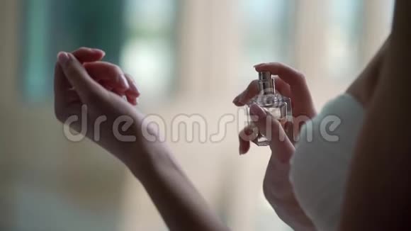 年轻的新娘涂抹香水香水视频的预览图