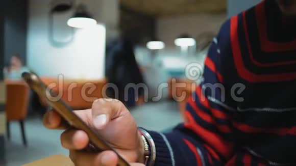 最新消息印度小伙智能手机上的网页滚动视频的预览图