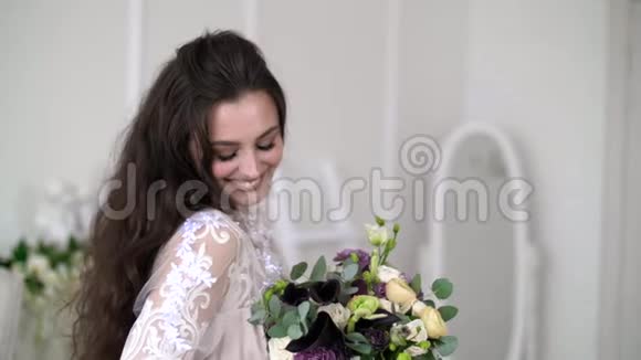 新娘穿婚纱的肖像优雅的新娘带着鲜花视频的预览图