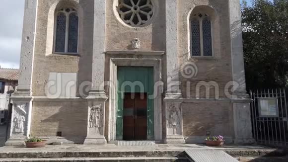 看一看位于罗马中世纪的奥斯蒂亚安蒂卡村的圣雪莲大教堂视频的预览图