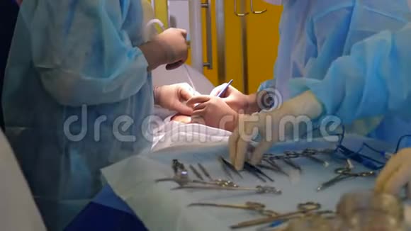 手术过程中对医疗工具进行分类视频的预览图