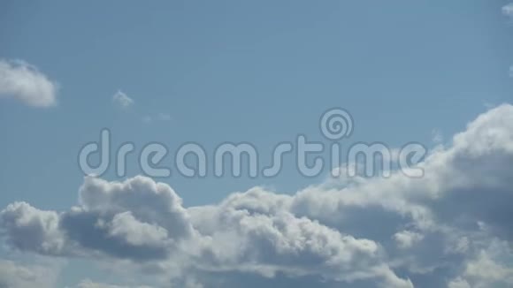 只有夏天的蓝天有着动态的白云天空笼罩着沉重的乌云全高清延时镜头视频的预览图