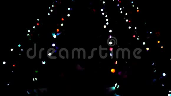 圣诞装饰装饰在圣诞树上的夜晚黑色背景外面圣诞节新年视频的预览图