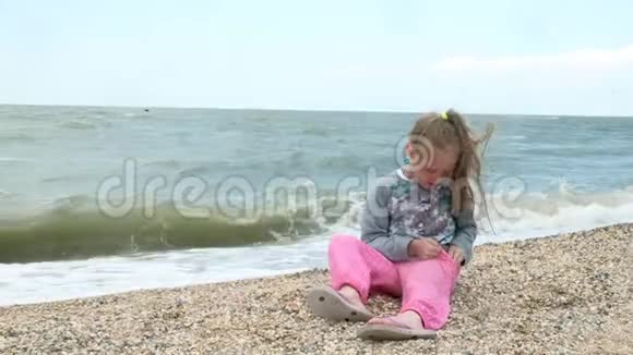 海边的小女孩收集贝壳夏季视频的预览图