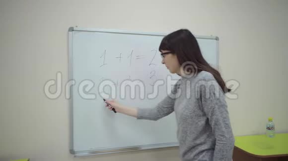 老师站在白板上讲解小学的加法规则视频的预览图