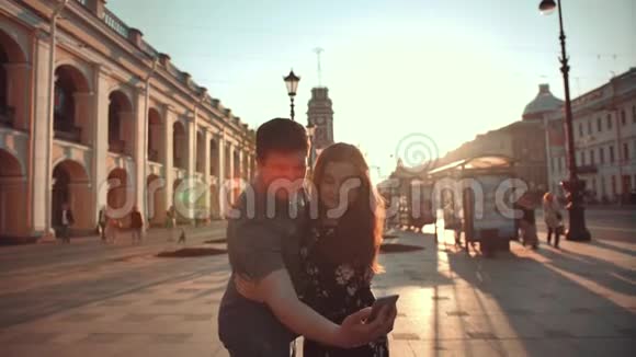 年轻夫妇在城市大马路大街自拍视频的预览图