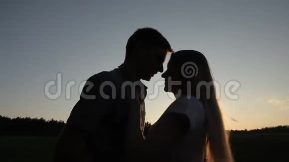 日落时分一个女孩在田野里亲吻拥抱视频的预览图