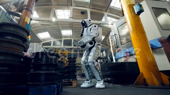像人一样的机器人正在检查工厂视频的预览图