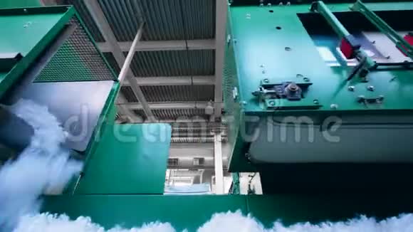 无纺布厂输送机输送大量聚酯纤维视频的预览图