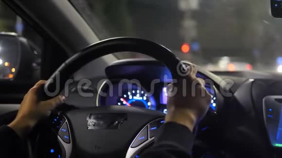 出租车司机城市灯光夜轮车速度视频的预览图