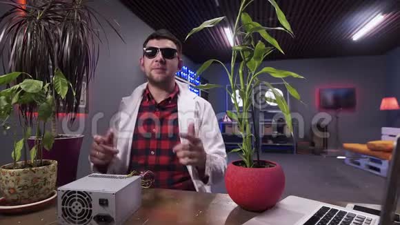 穿着白色实验室外套的男性在桌子后面对着镜头说话碗里放着一些植物视频的预览图