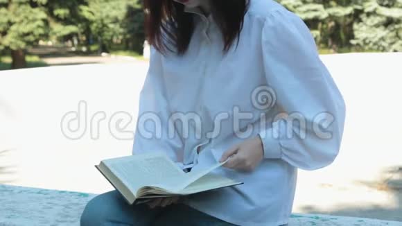 女孩坐在公园里看书视频的预览图