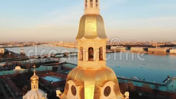 圣彼得堡历史中心日落时彼得和保罗堡钟楼附近的空中跨度视频的预览图