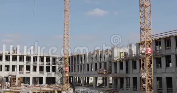 建筑工地建筑混凝土建筑高3层工人视频的预览图