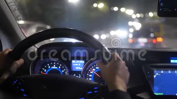 出租车司机城市灯光夜轮车速度视频的预览图