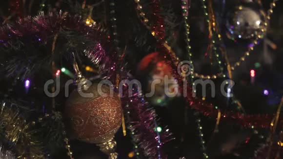 新年的背景是一棵装饰有花环的圣诞树视频的预览图