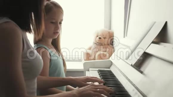 妈妈在家教女儿弹钢琴视频的预览图