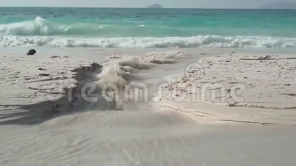 塞舌尔普拉斯林岛清澈的水流入海特写美丽的空沙滩白沙视频的预览图