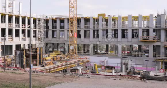 建筑工地建筑混凝土建筑高3层工人视频的预览图