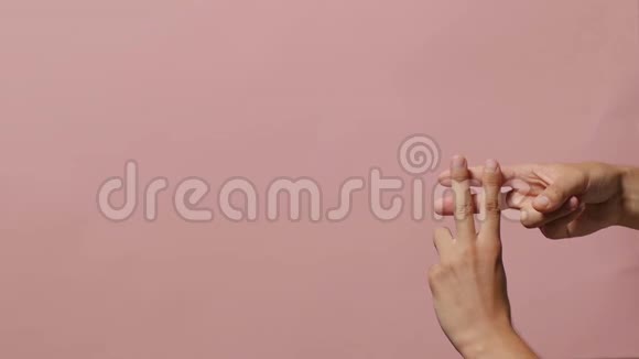 在彩色背景创意广告社交网络概念上的标签上男性手上的油漆被交叉视频的预览图