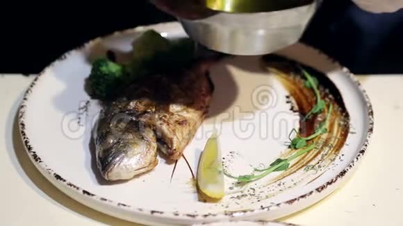 多罗多鱼在盘子里的招牌菜是柠檬和香草的盘子视频的预览图
