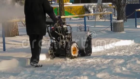 老人在城市公园清除积雪视频的预览图