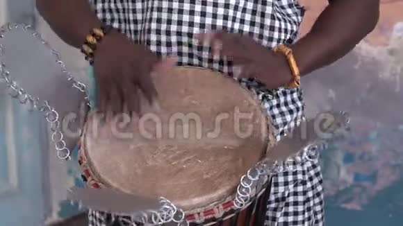 非洲男性手在jembe鼓上演奏特写视频的预览图