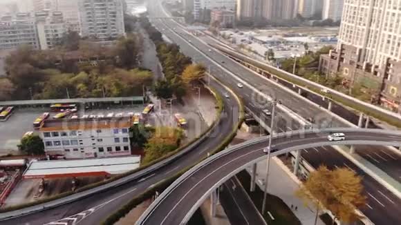 飞行无人机飞越多层交通交汇处跟踪汽车沿着高速公路行驶视频的预览图