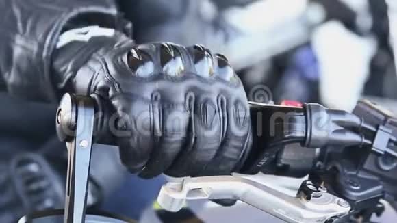 自行车手特写Biker扭转摩托车车轮上气体的手柄视频的预览图