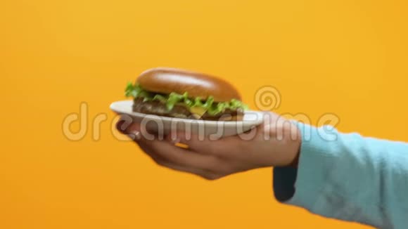 女性手拿人提供的脂肪芝士汉堡快餐成瘾视频的预览图