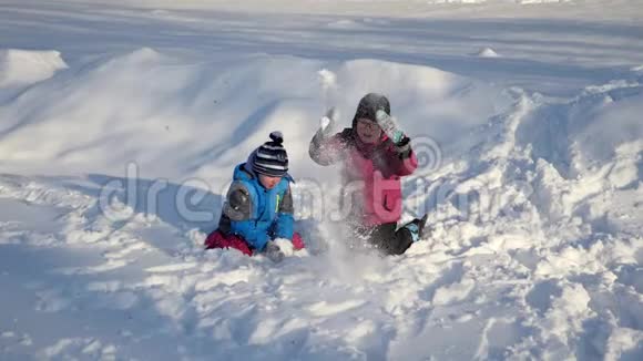 孩子们在雪地里玩耍视频的预览图