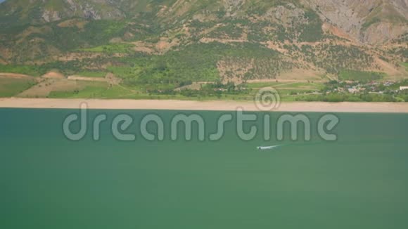 提供漂浮喷气式滑雪板的山湖景观视频的预览图