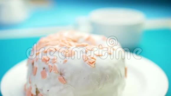 鲜奶流淌在美味的甜甜圈上视频的预览图