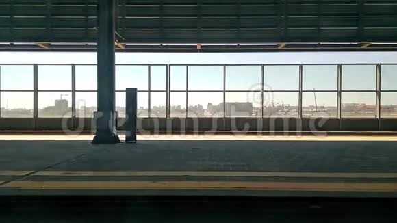 火车旅行开始时在火车站沿着铁路行驶视频的预览图