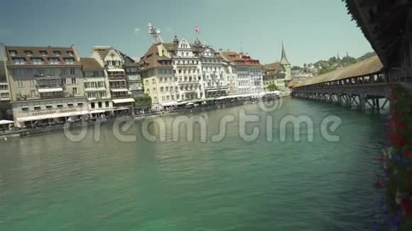 瑞士卢塞恩湖上的旧城镇和建筑物瑞士旅游概念视频的预览图