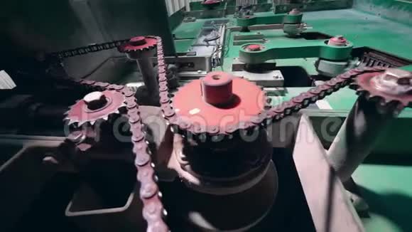 机制在无纺布工厂工作视频的预览图