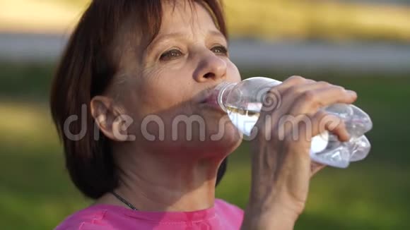 女人喝水视频的预览图