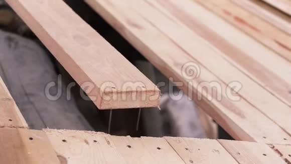 用木材建造的房子剪辑在尚未完工的生态房屋的屋顶上贴木板视频的预览图
